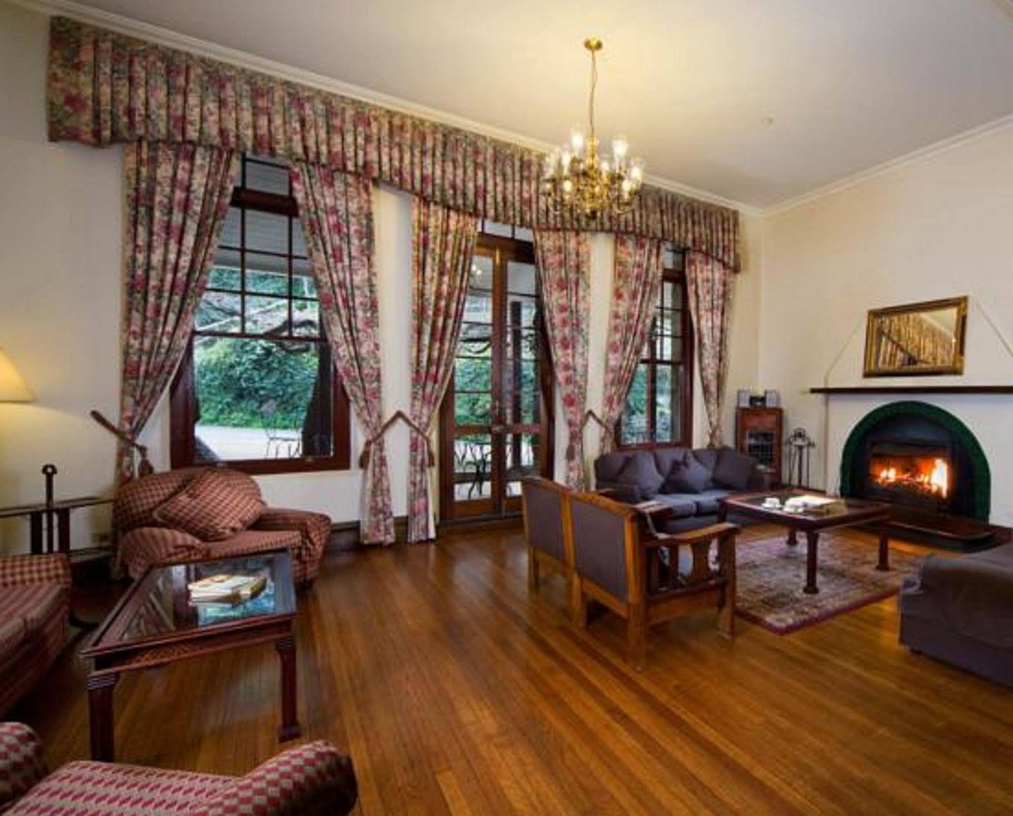 Отель Jenolan Caves House Экстерьер фото